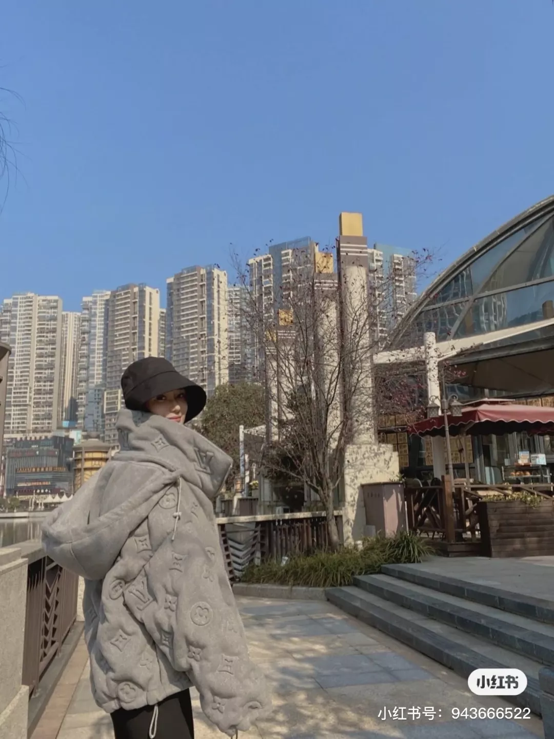 루이비통 엠보 모노그램 후드 남녀공용 쇼트 패딩 상세 이미지 11