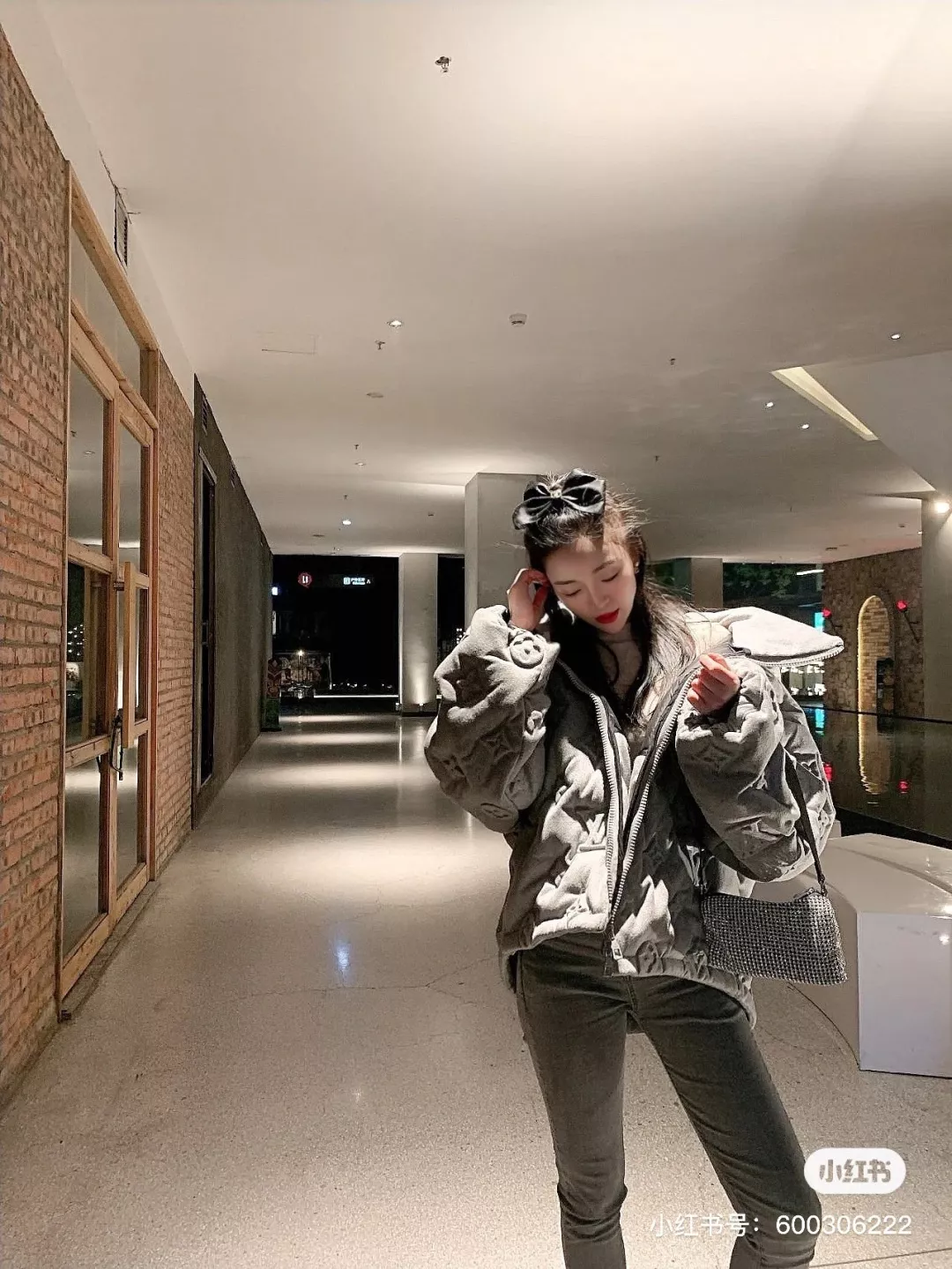 루이비통 엠보 모노그램 후드 남녀공용 쇼트 패딩 상세 이미지 15