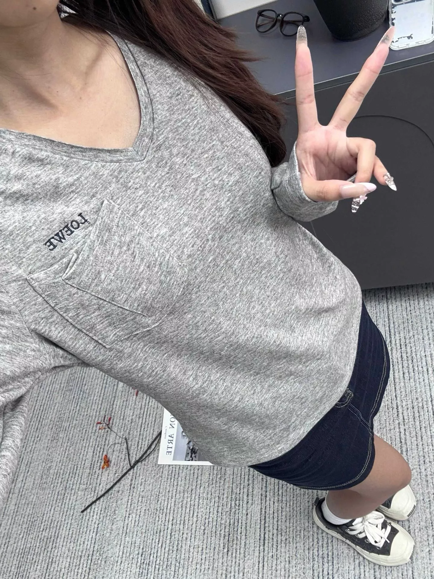 로에베 브이넥 포켓 여성용 긴소매 티셔츠 상세 이미지 11