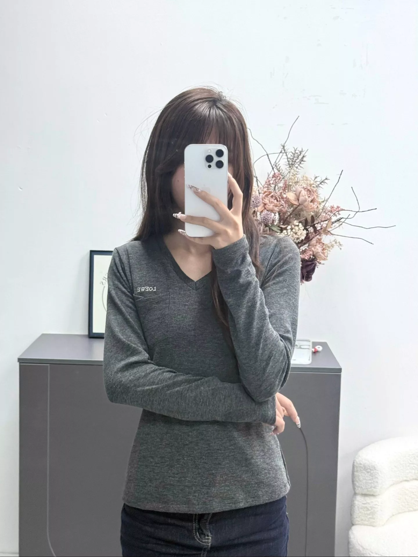 로에베 브이넥 포켓 여성용 긴소매 티셔츠 상세 이미지 16