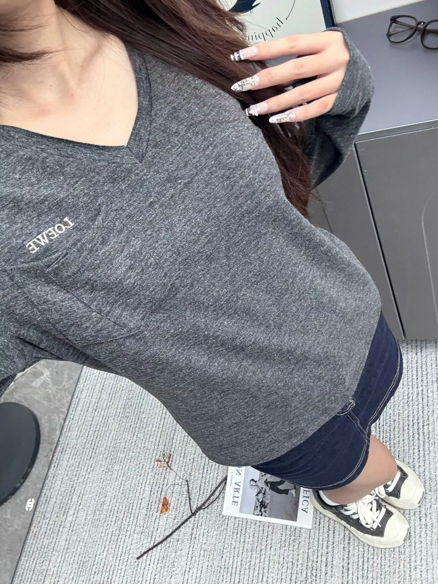 로에베 브이넥 포켓 여성용 긴소매 티셔츠 상세 이미지 17