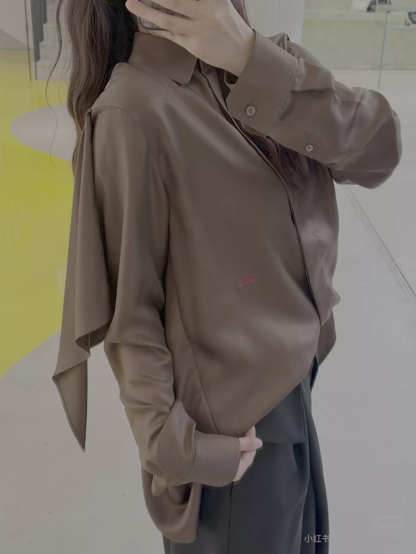 로에베 케이프 디테일 루즈핏 여성용 긴소매 셔츠 상세 이미지 22