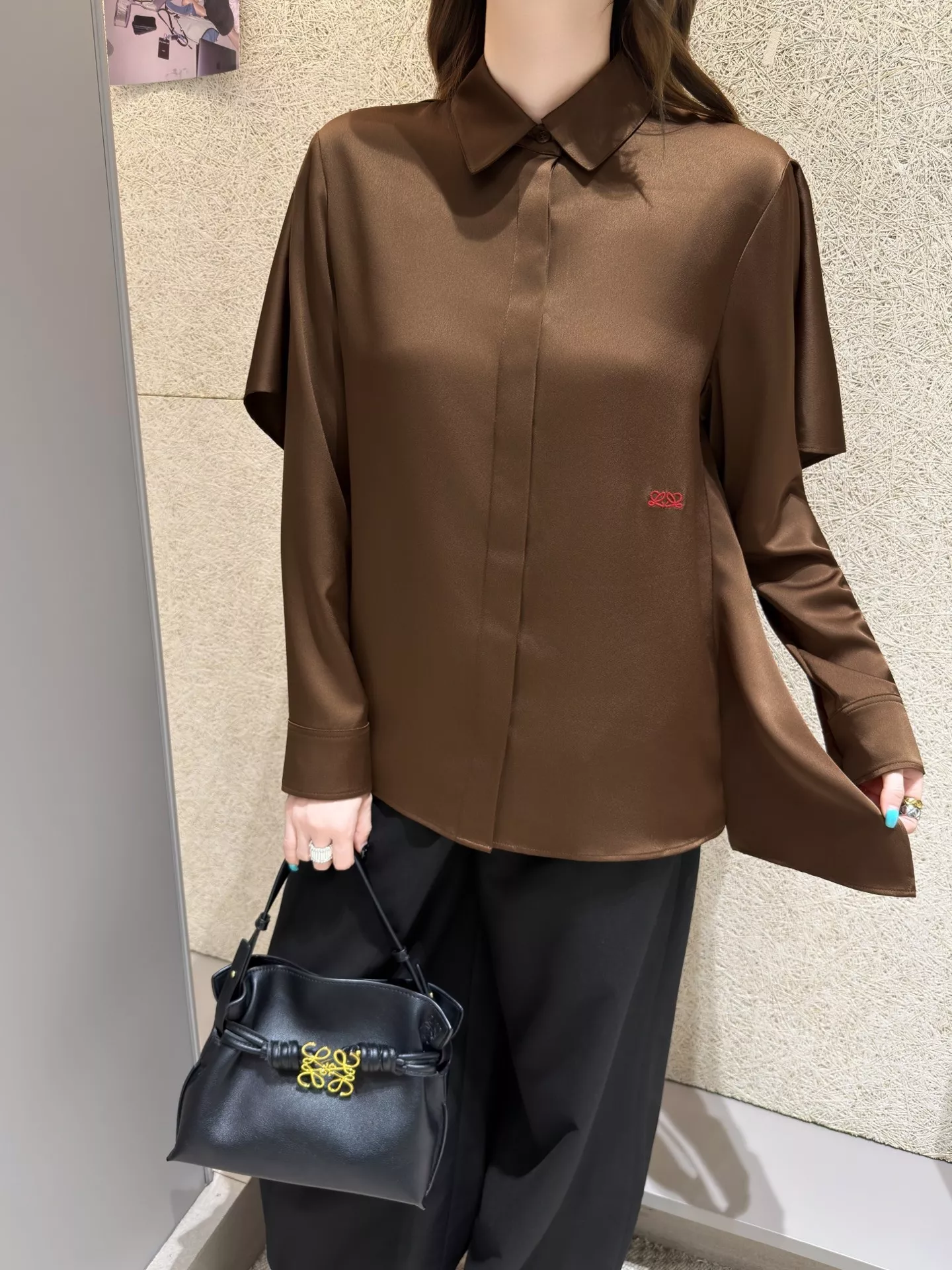 로에베 케이프 디테일 루즈핏 여성용 긴소매 셔츠 상세 이미지 36