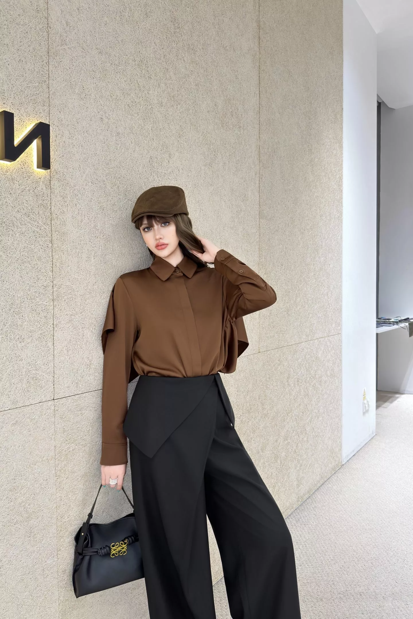 로에베 케이프 디테일 루즈핏 여성용 긴소매 셔츠 상세 이미지 38