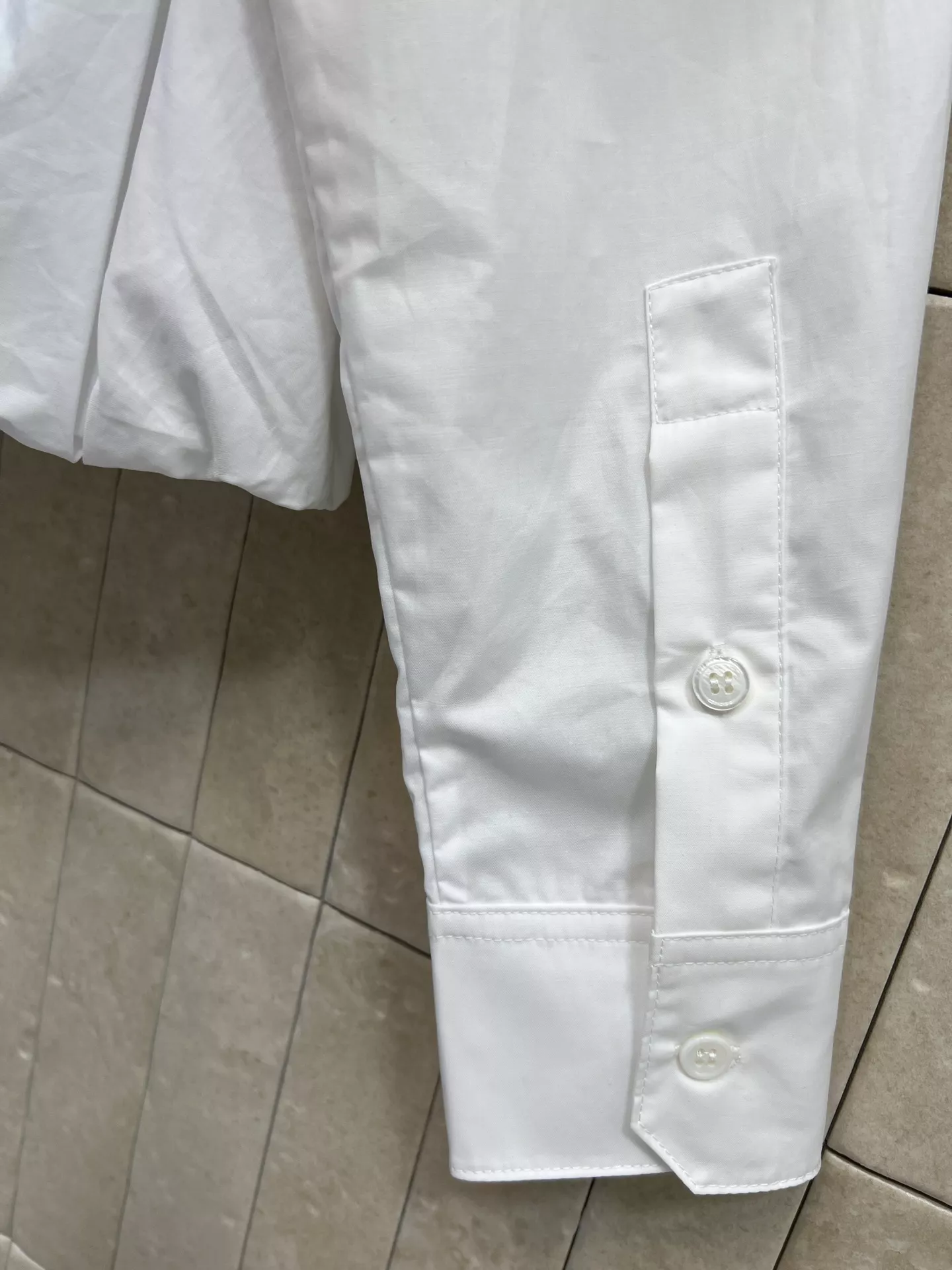 로에베 밑단 스트링 크롭 여성용 긴소매 셔츠 상세 이미지 4