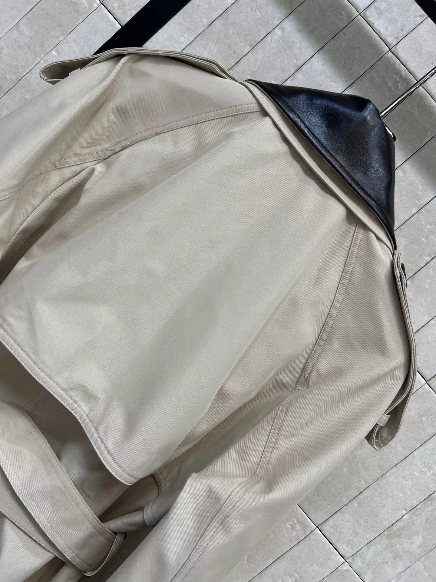 디올 가죽 칼라 벨트 여성용 쇼트 코트 상세 이미지 8