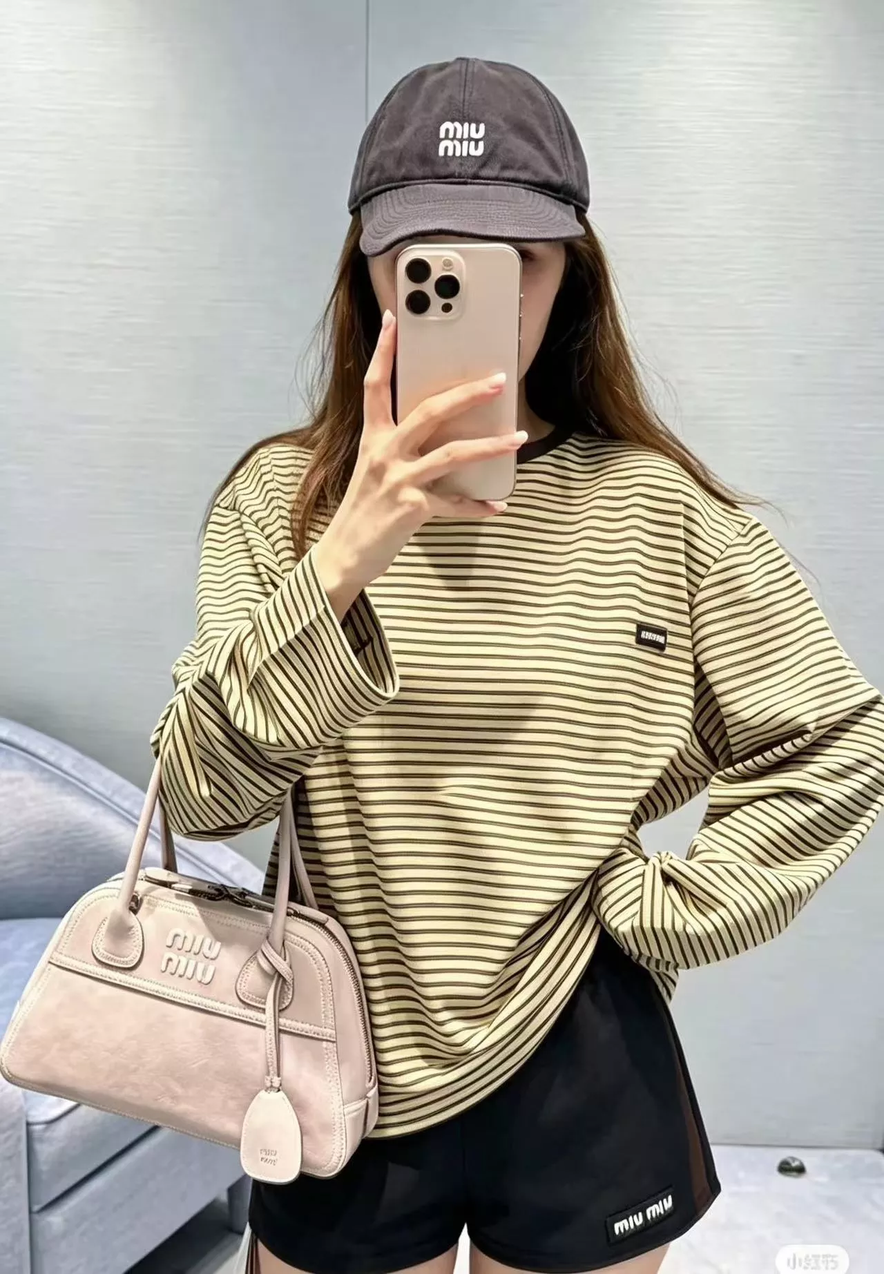 미우미우 스트라이프 오버핏 남녀공용 긴소매 티셔츠 상세 이미지 19