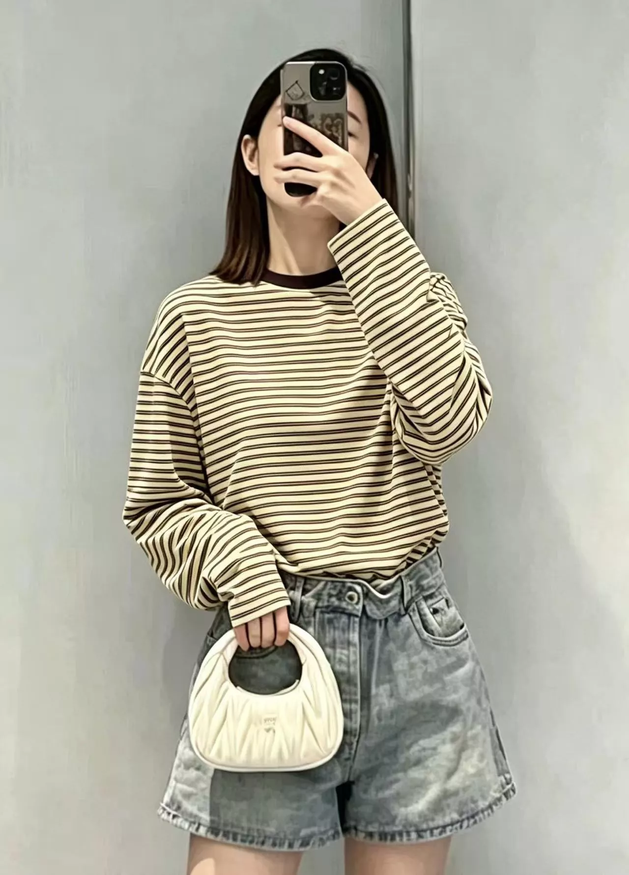 미우미우 스트라이프 오버핏 남녀공용 긴소매 티셔츠 상세 이미지 20