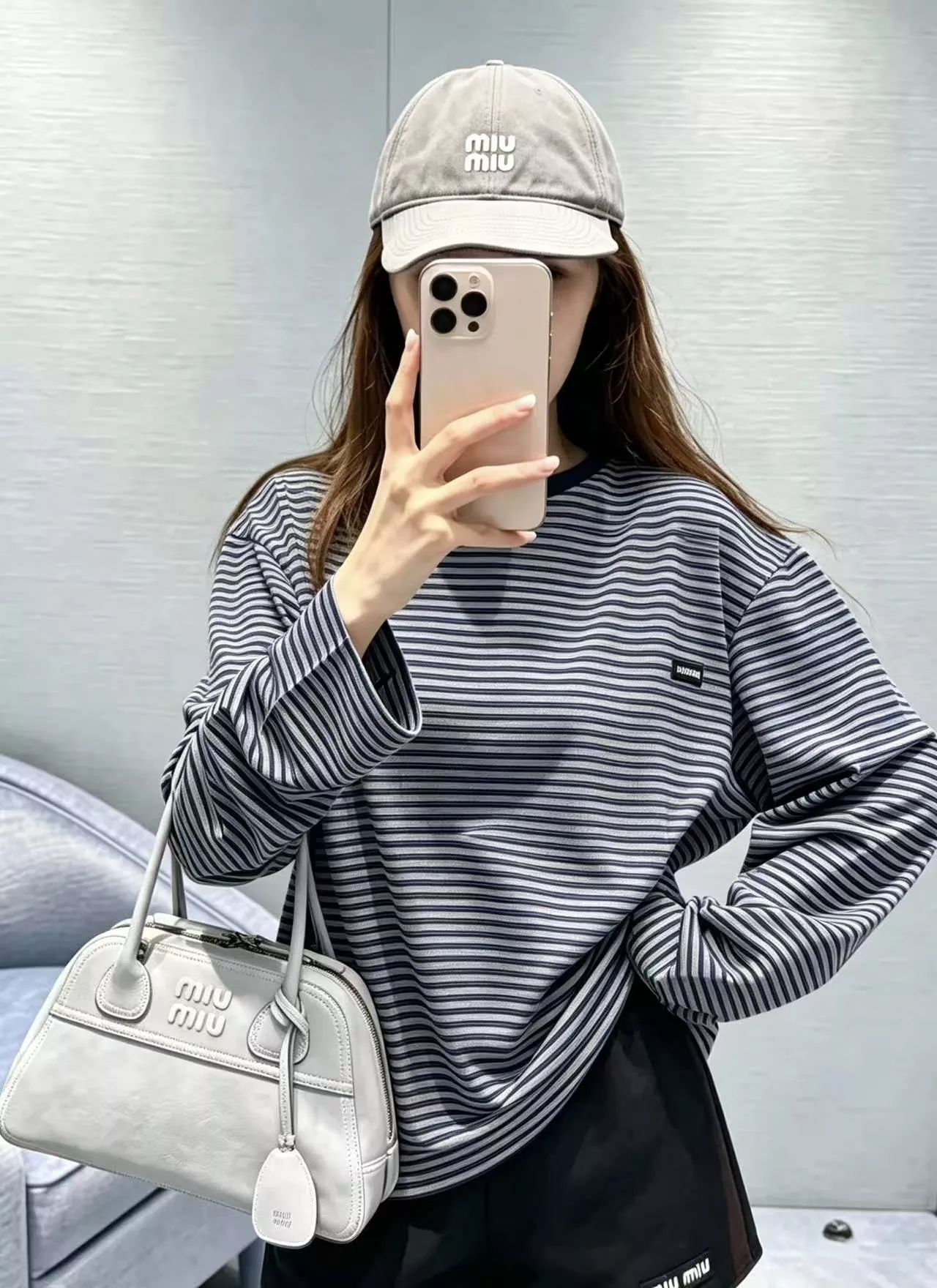 미우미우 스트라이프 오버핏 남녀공용 긴소매 티셔츠 상세 이미지 21