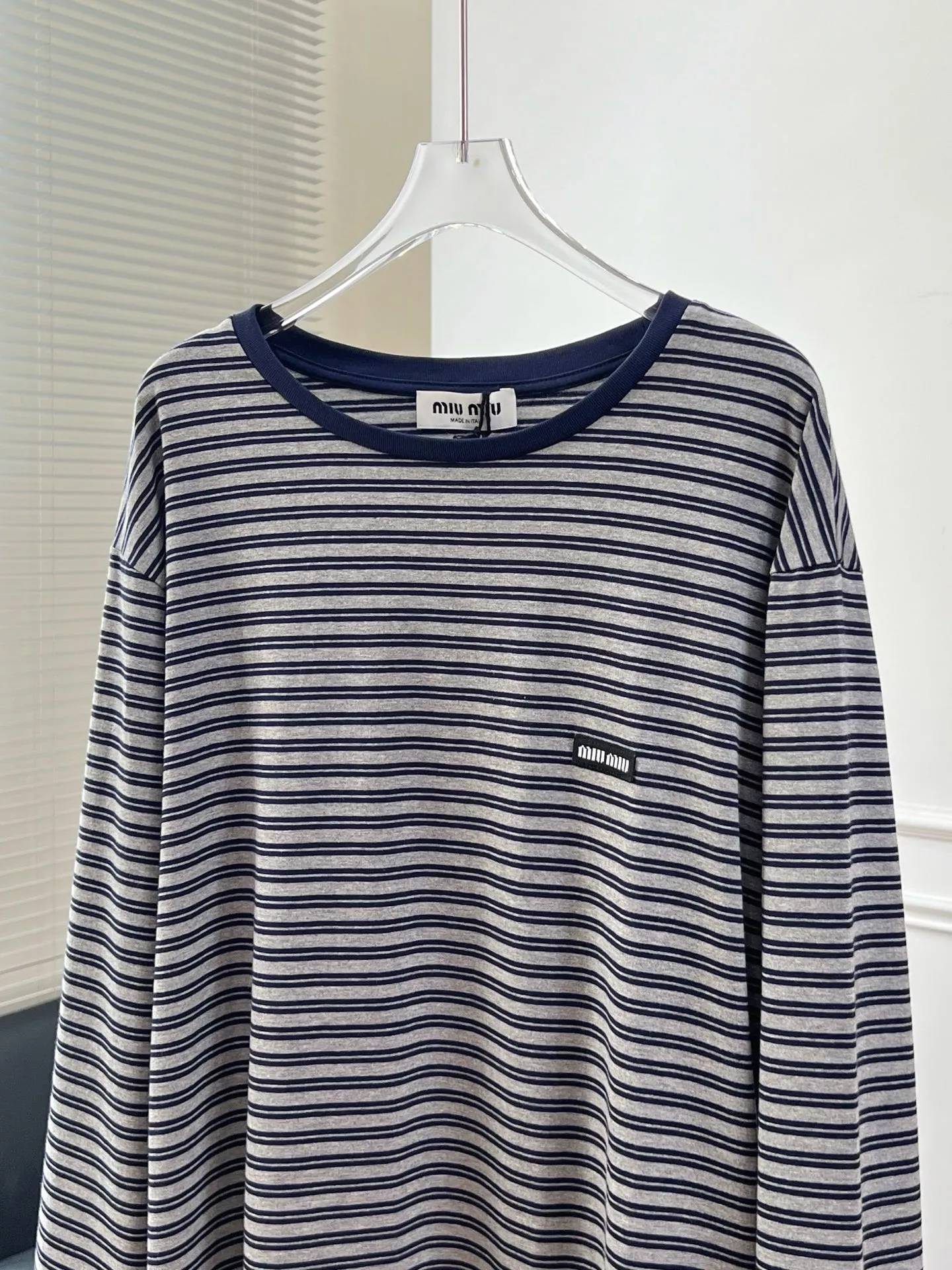 미우미우 스트라이프 오버핏 남녀공용 긴소매 티셔츠 상세 이미지 5