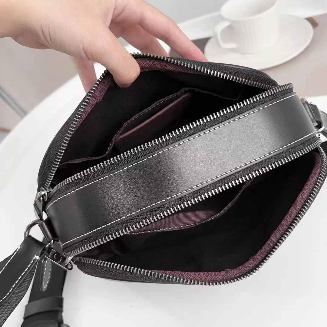 코치 모노그램 패턴 크로스 카메라백 상세 이미지 8