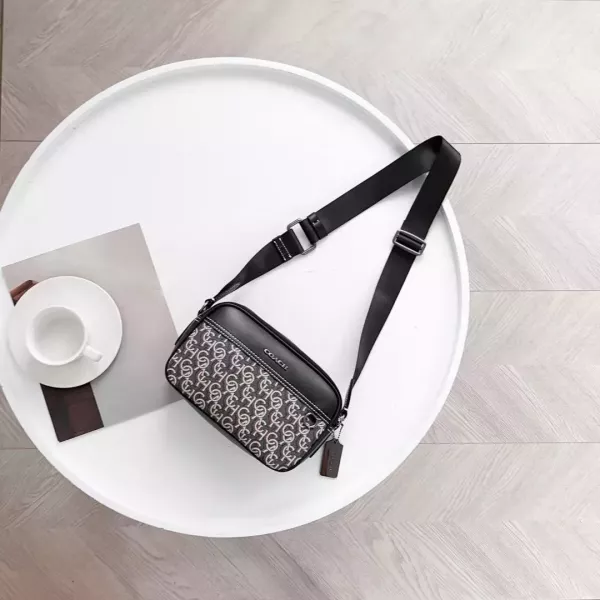 코치 모노그램 패턴 크로스 카메라백