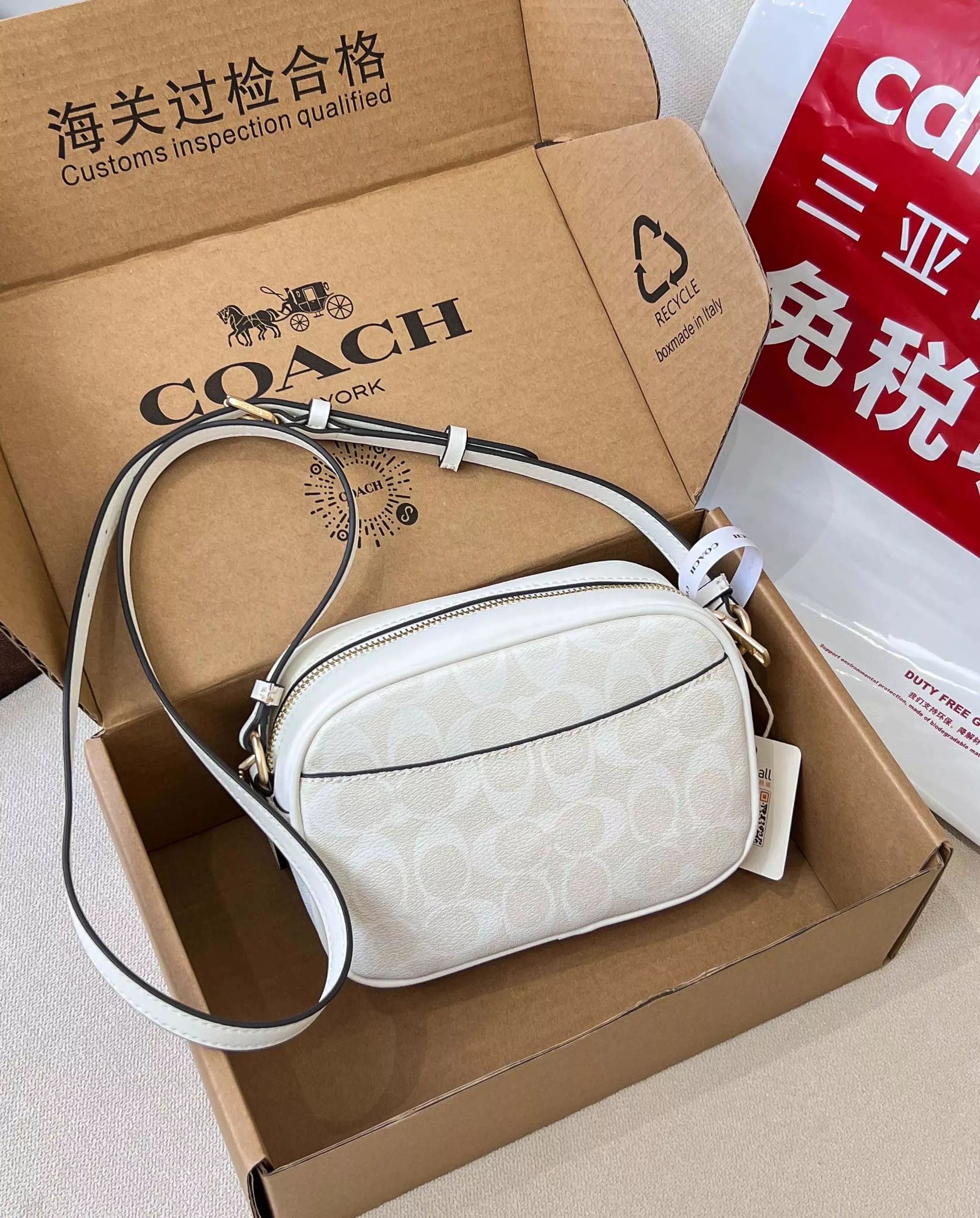 코치 로고 PVC 지퍼형 카메라백 상세 이미지 2