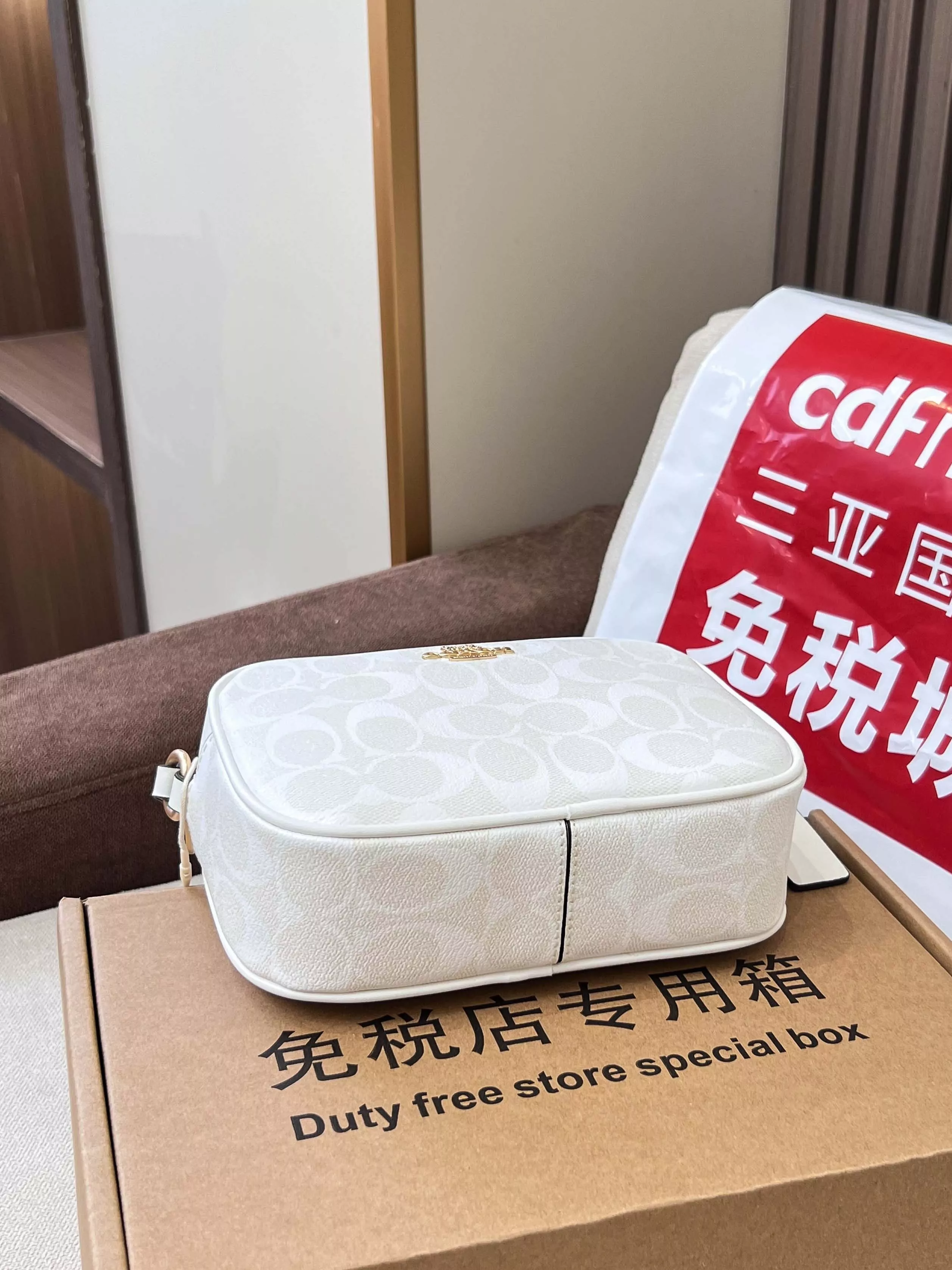 코치 로고 PVC 지퍼형 카메라백 상세 이미지 3