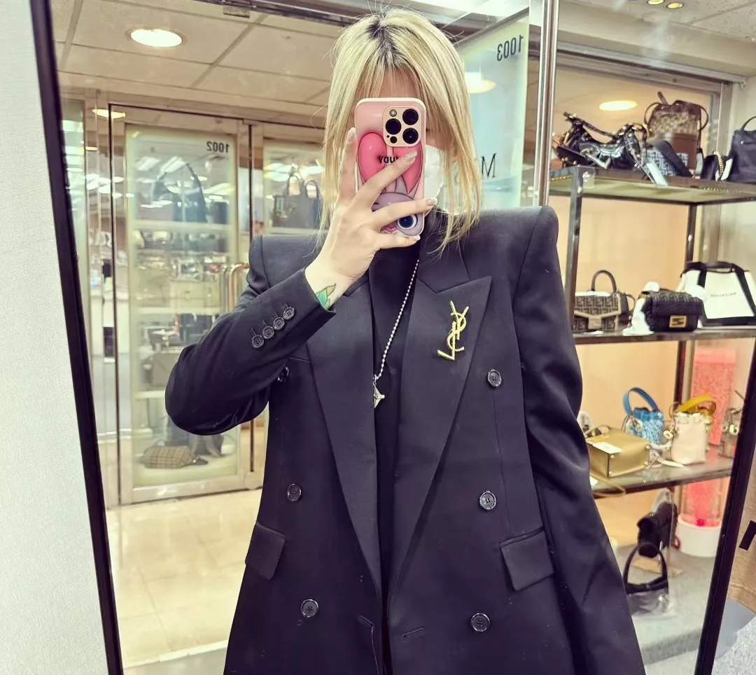 입생로랑 클래식 메탈 로고 브로치 상세 이미지 5