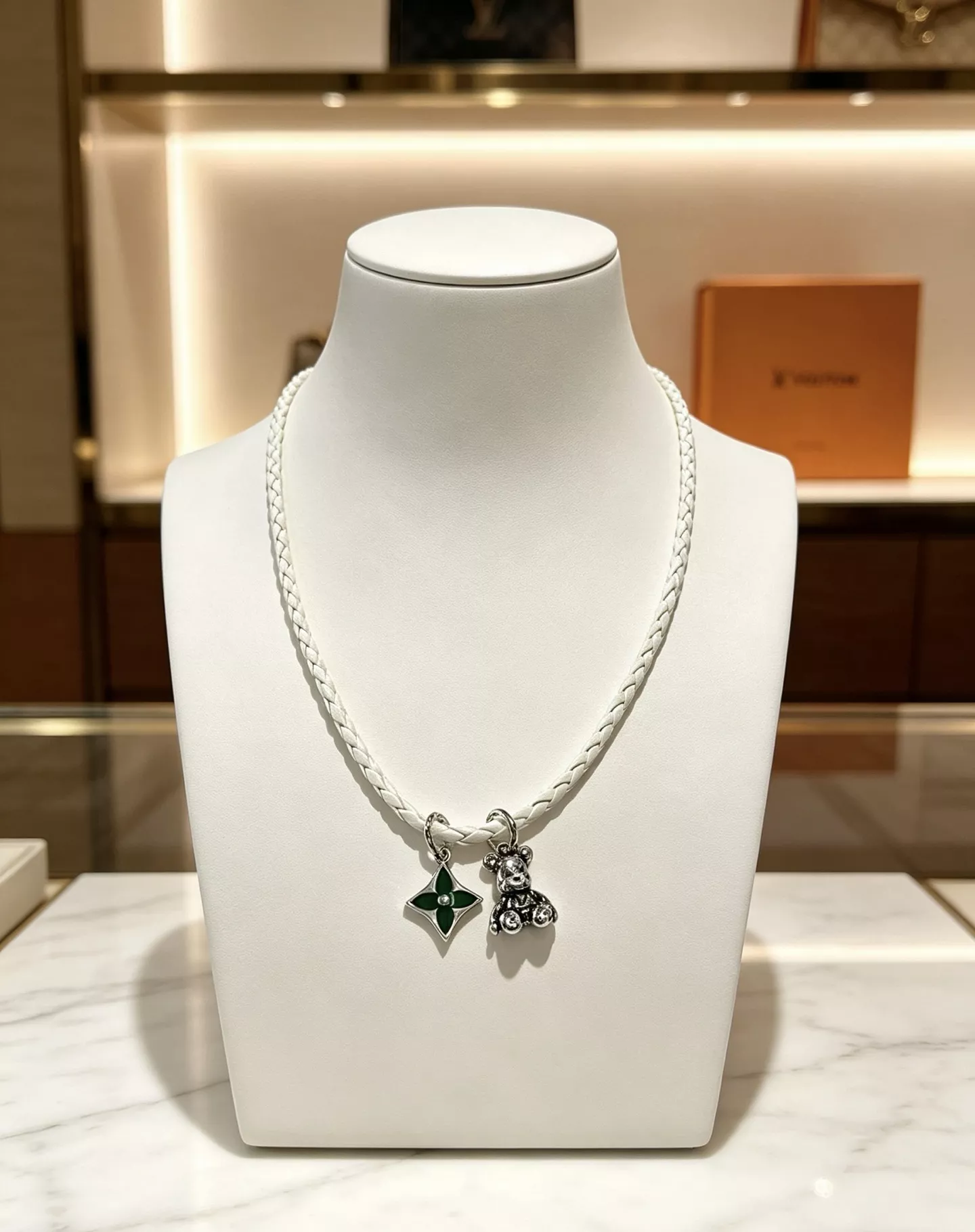 루이비통 소가죽 스트랩 겸용 목걸이 상세 이미지 8