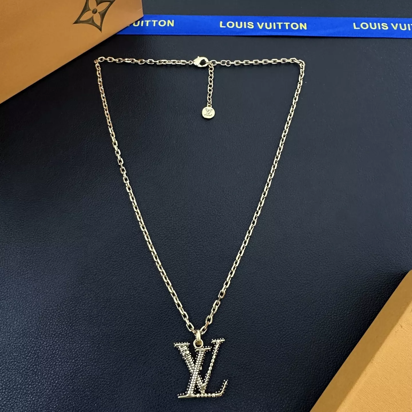 루이비통 LV 이니셜 펜던트 목걸이 상세 이미지 2