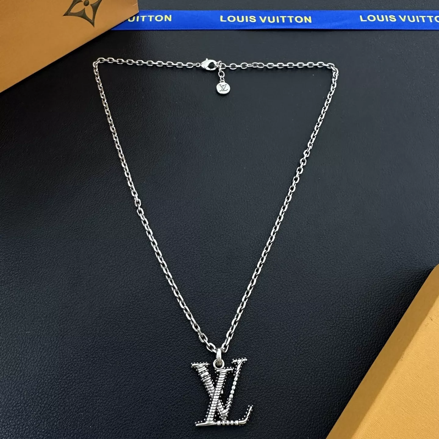 루이비통 LV 이니셜 펜던트 목걸이 상세 이미지 3