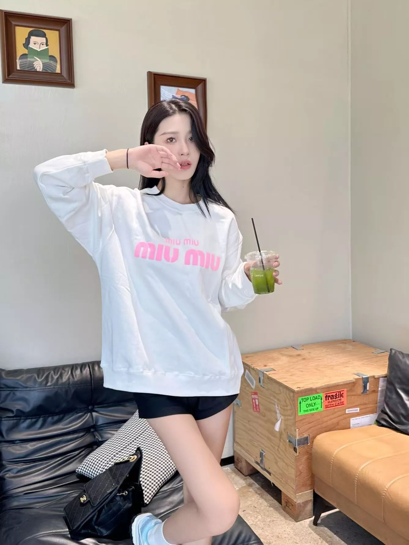 미우미우 발포 로고 오버핏 남녀공용 맨투맨 티셔츠 상세 이미지 11