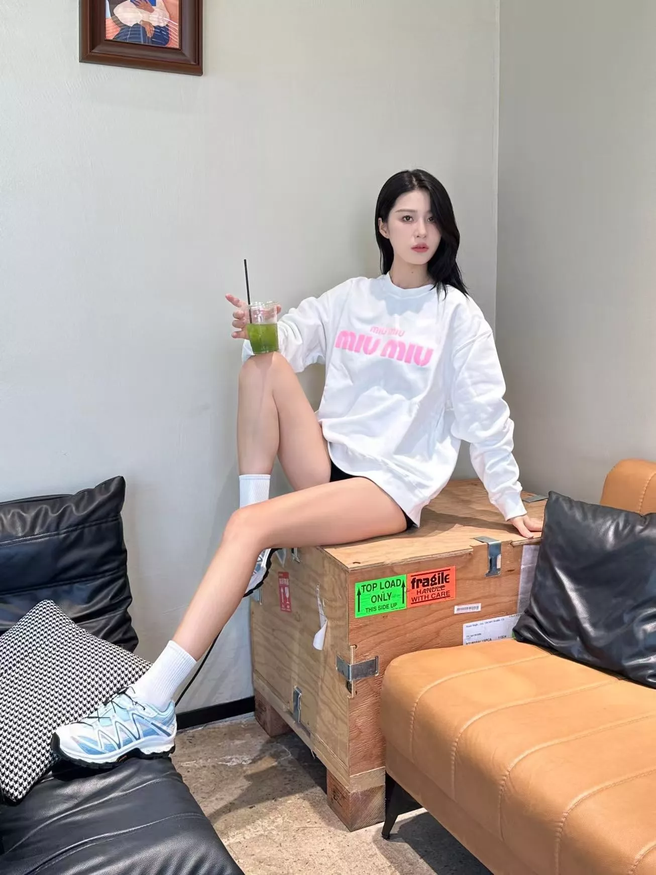 미우미우 발포 로고 오버핏 남녀공용 맨투맨 티셔츠 상세 이미지 12