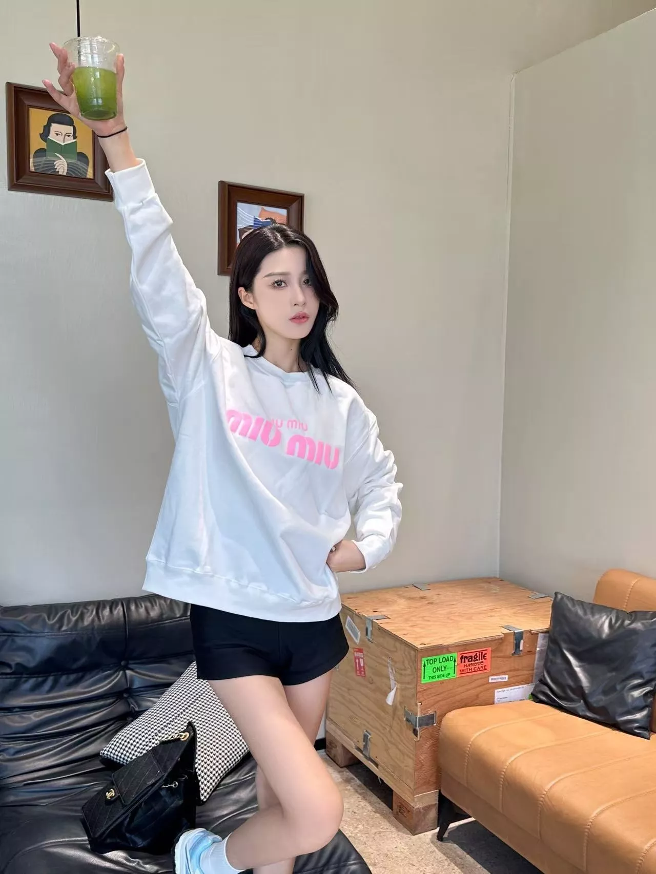 미우미우 발포 로고 오버핏 남녀공용 맨투맨 티셔츠 상세 이미지 13