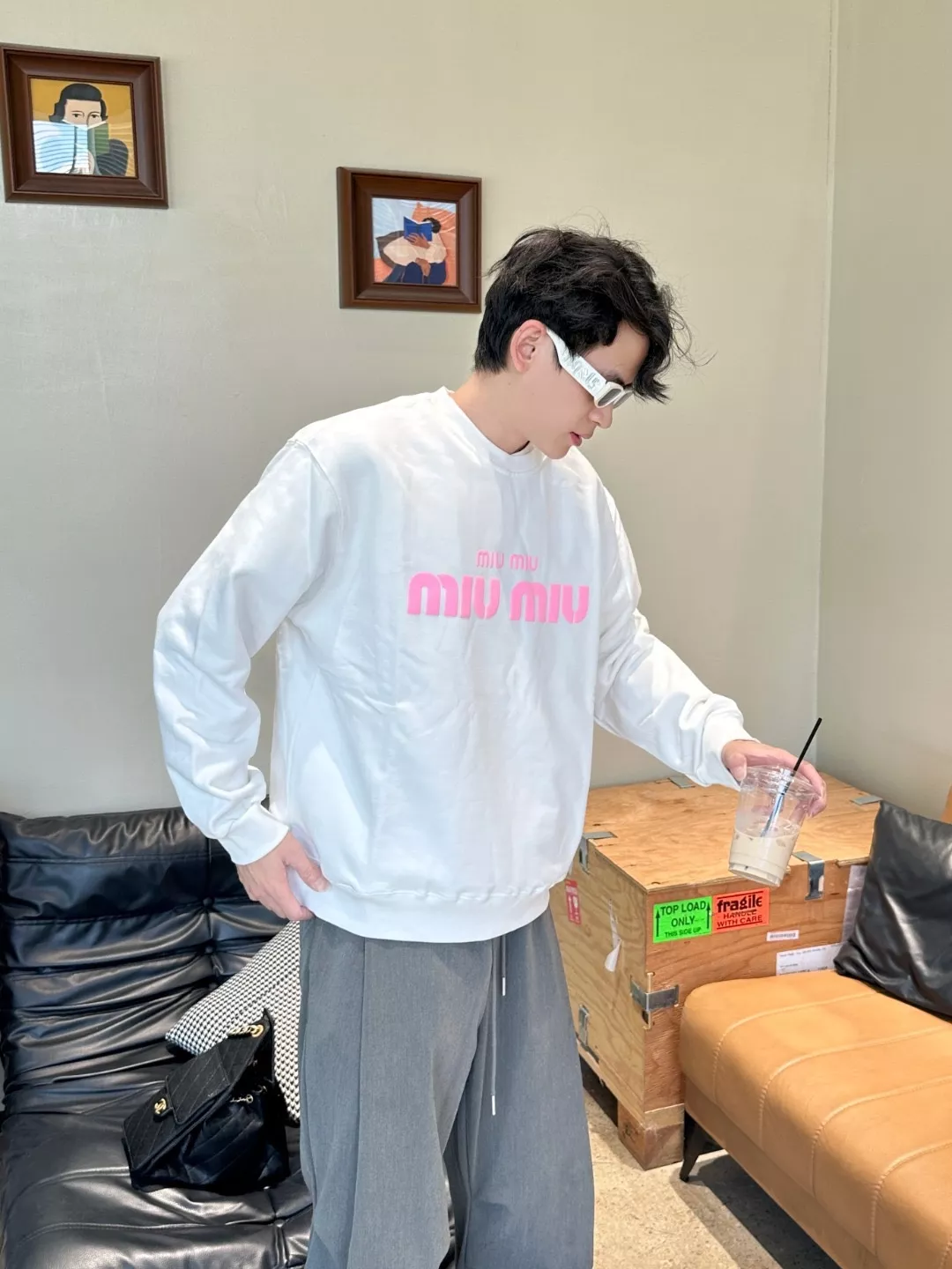 미우미우 발포 로고 오버핏 남녀공용 맨투맨 티셔츠 상세 이미지 15