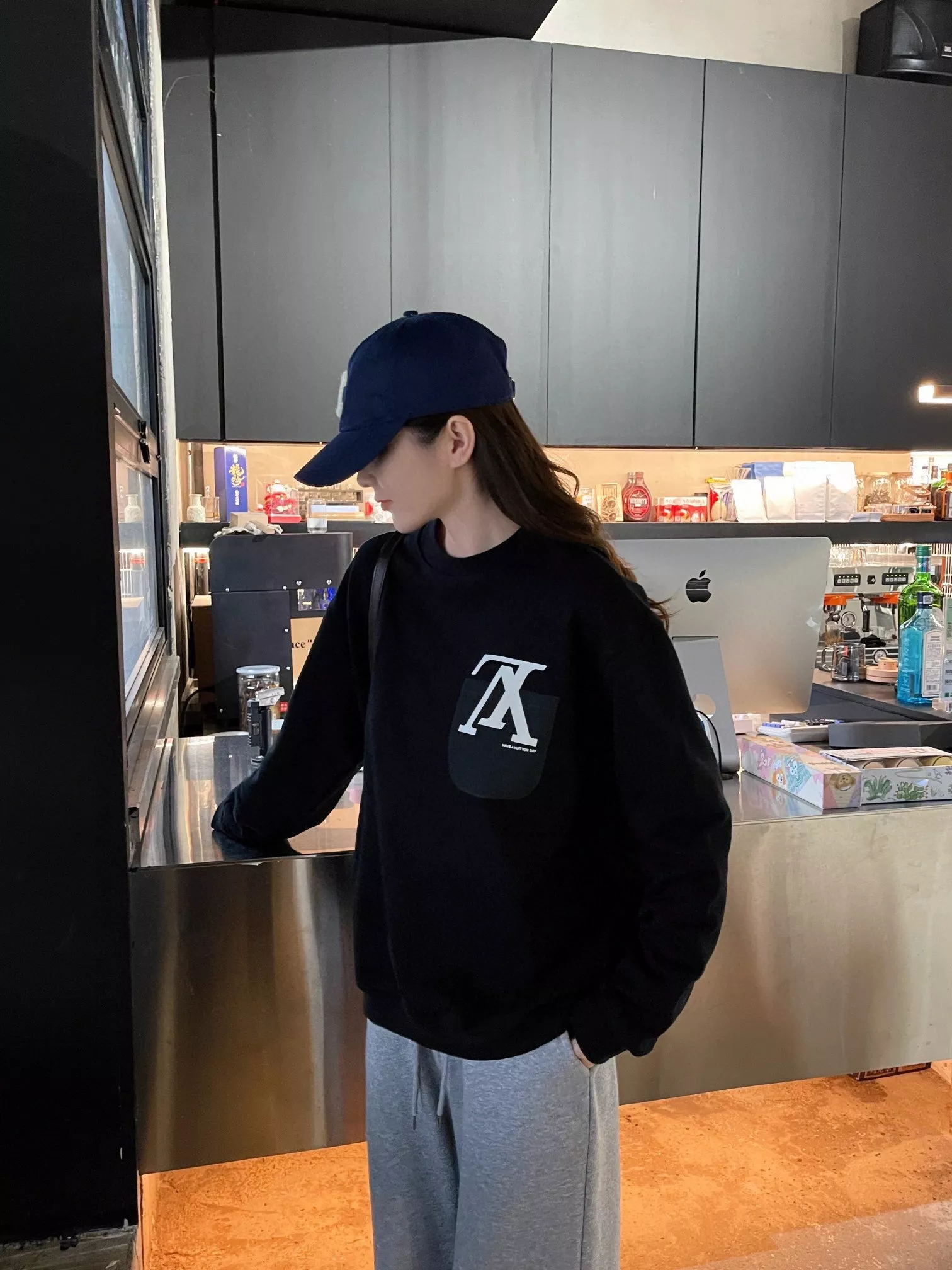 루이비통 레터링 프린트 루즈핏 남녀공용 맨투맨 티셔츠 상세 이미지 17