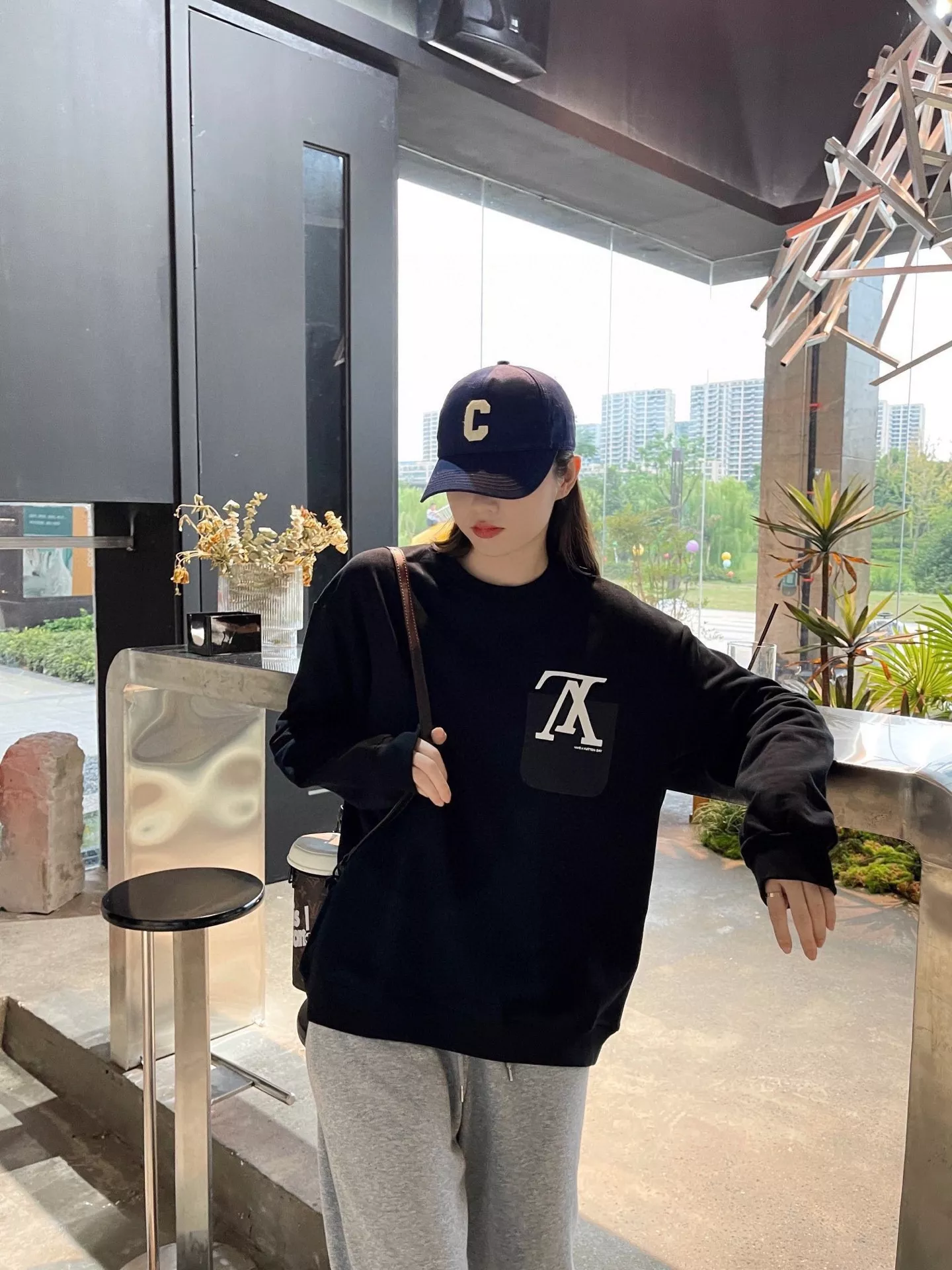 루이비통 레터링 프린트 루즈핏 남녀공용 맨투맨 티셔츠 상세 이미지 19