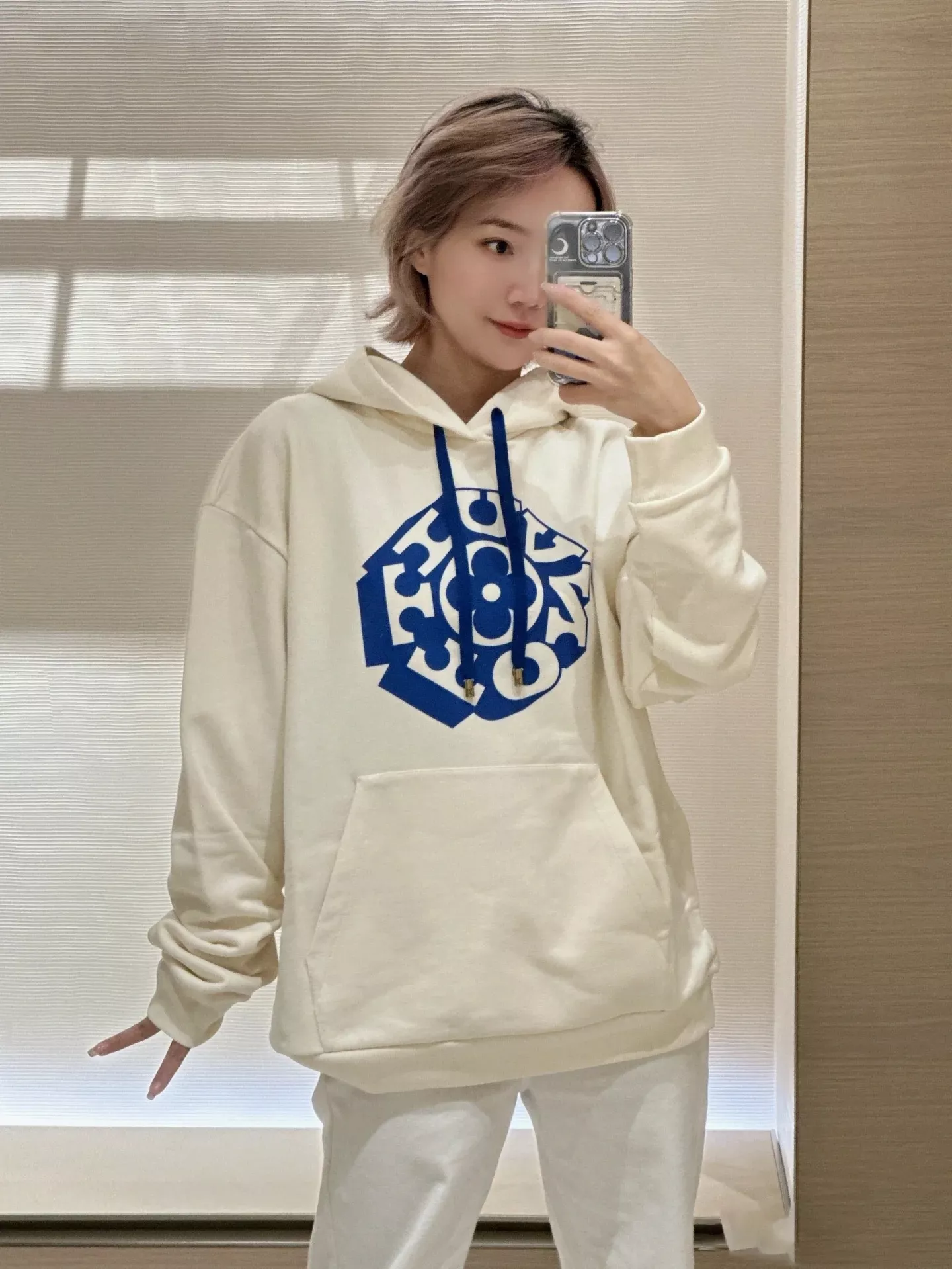 루이비통 입체 플라워 프린트 남녀공용 후드 티셔츠 상세 이미지 17