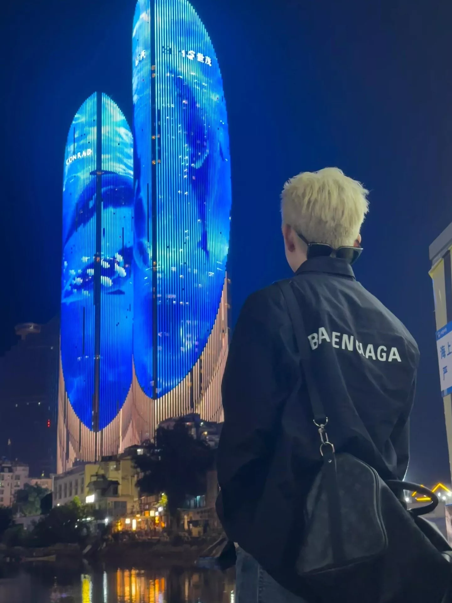 발렌시아가 후면 프린트 오버핏 남녀공용 긴소매 셔츠 상세 이미지 20