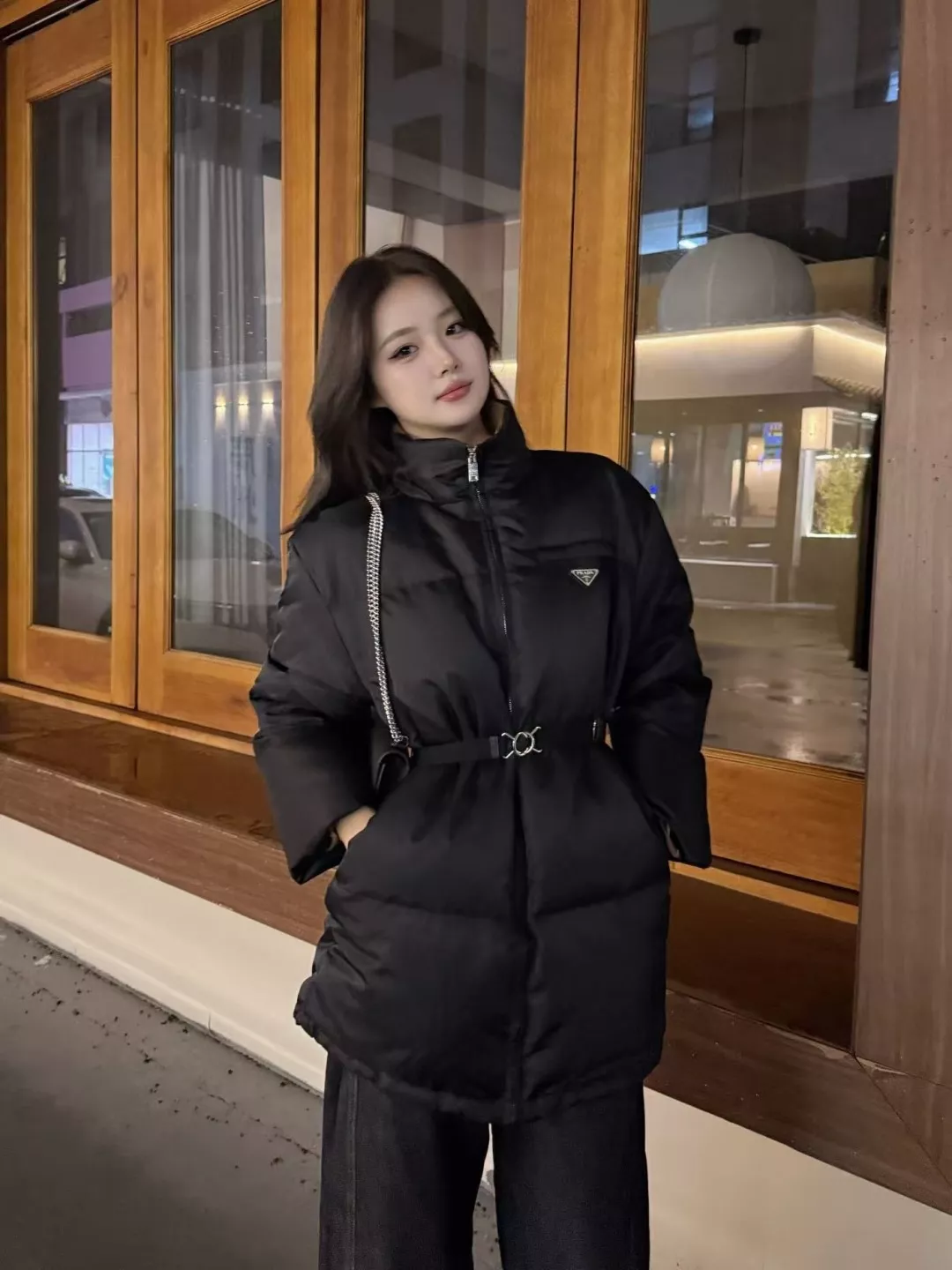 프라다 벨트 디테일 여성용 미들 패딩 상세 이미지 22