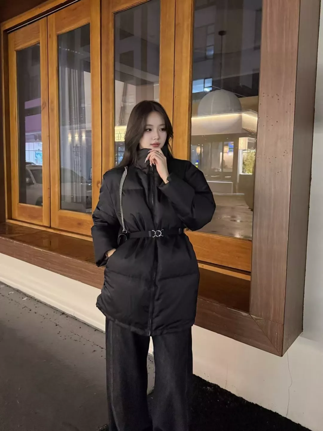 프라다 벨트 디테일 여성용 미들 패딩 상세 이미지 23