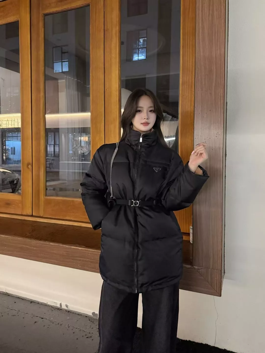 프라다 벨트 디테일 여성용 미들 패딩 상세 이미지 24
