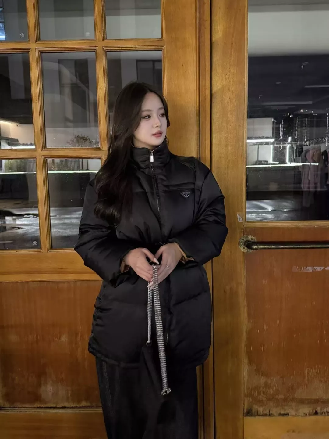프라다 벨트 디테일 여성용 미들 패딩 상세 이미지 26