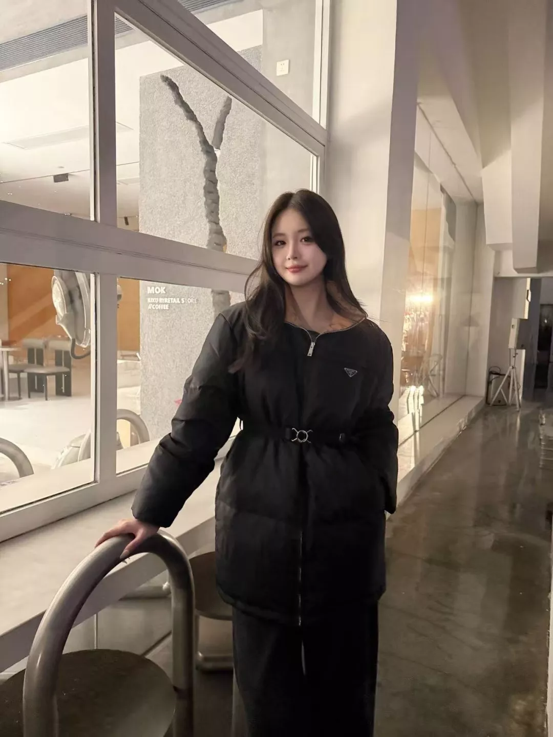 프라다 벨트 디테일 여성용 미들 패딩 상세 이미지 27
