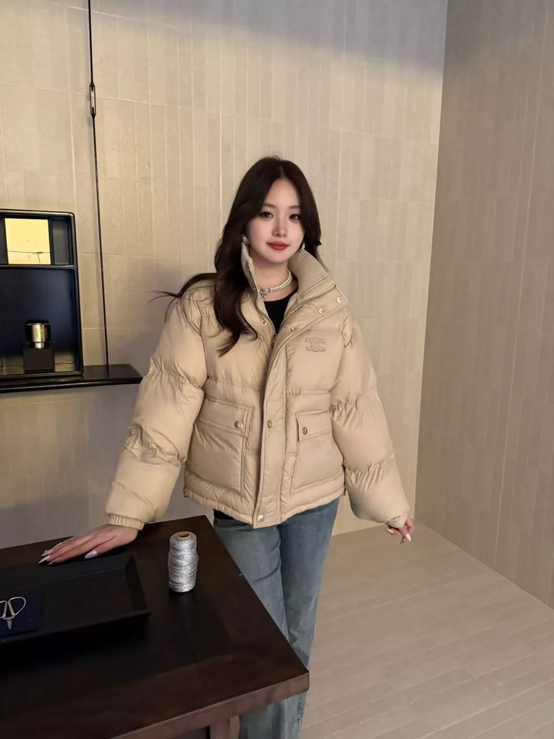 셀린느 하이넥 나일론 자수 여성용 쇼트 패딩 상세 이미지 23