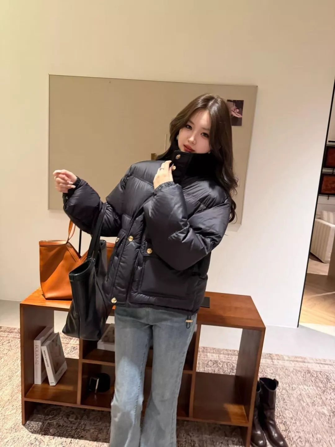 셀린느 하이넥 나일론 자수 여성용 쇼트 패딩 상세 이미지 30