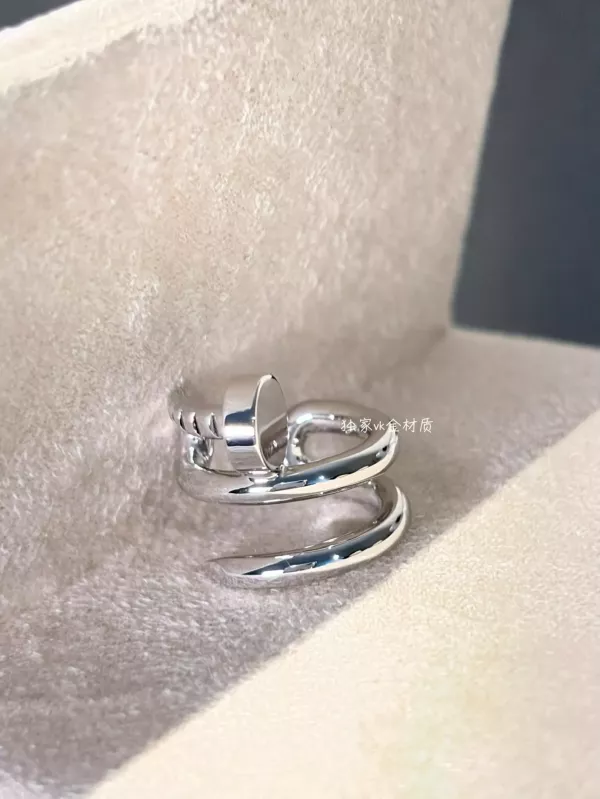 까르띠에 못 모티프 오픈형 귀걸이