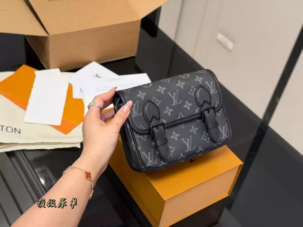 루이비통 빈티지 무드 미니 메신저백