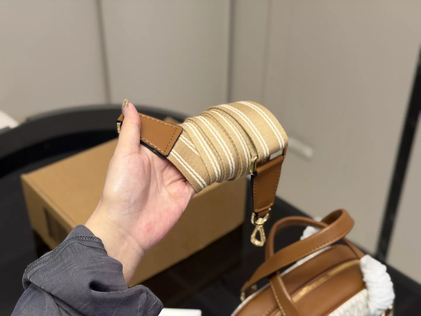 마이클코어스 베이지 배색 필로우형 보스턴백 상세 이미지 3