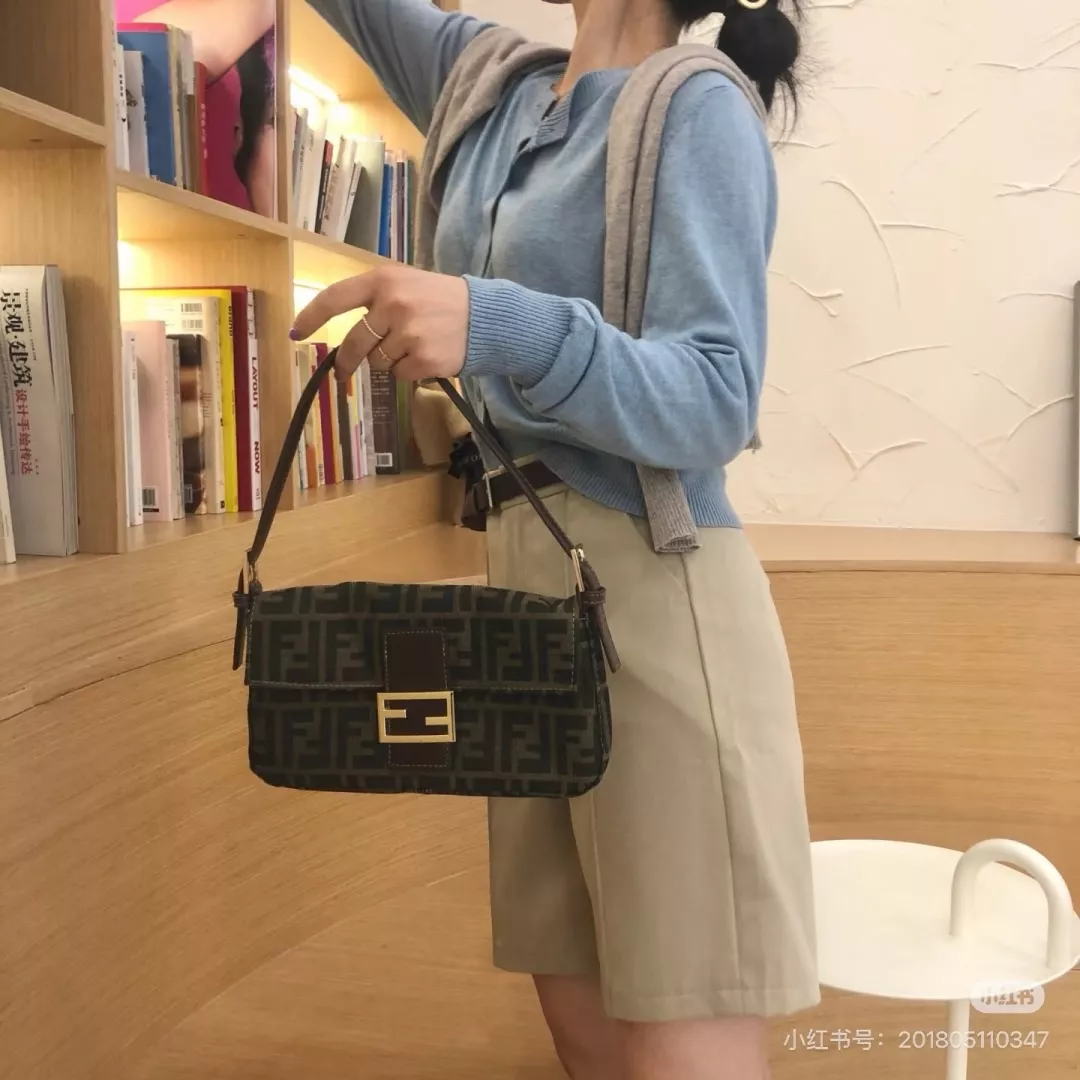 펜디 모노그램 플랩 미니 바게트백 상세 이미지 18