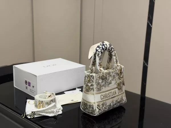 디올 자수 와이드 스트랩 토트백