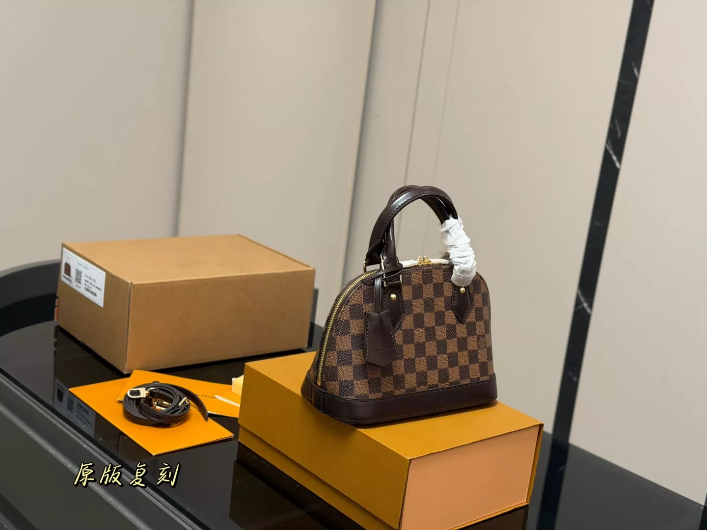 루이비통 모노그램 알마 쉘 토트백 상세 이미지 31