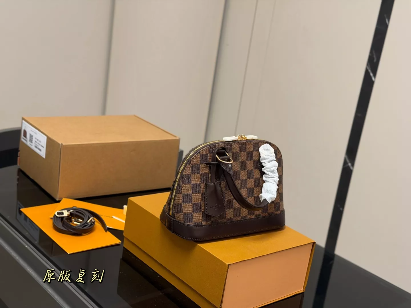 루이비통 모노그램 알마 쉘 토트백 상세 이미지 35