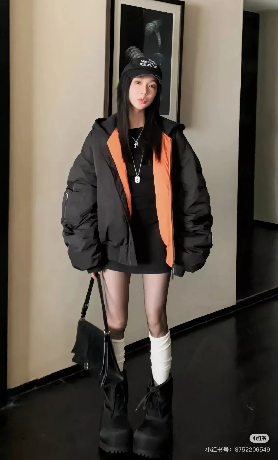 발렌시아가 크러시 슬링 레더 숄더백 상세 이미지 18
