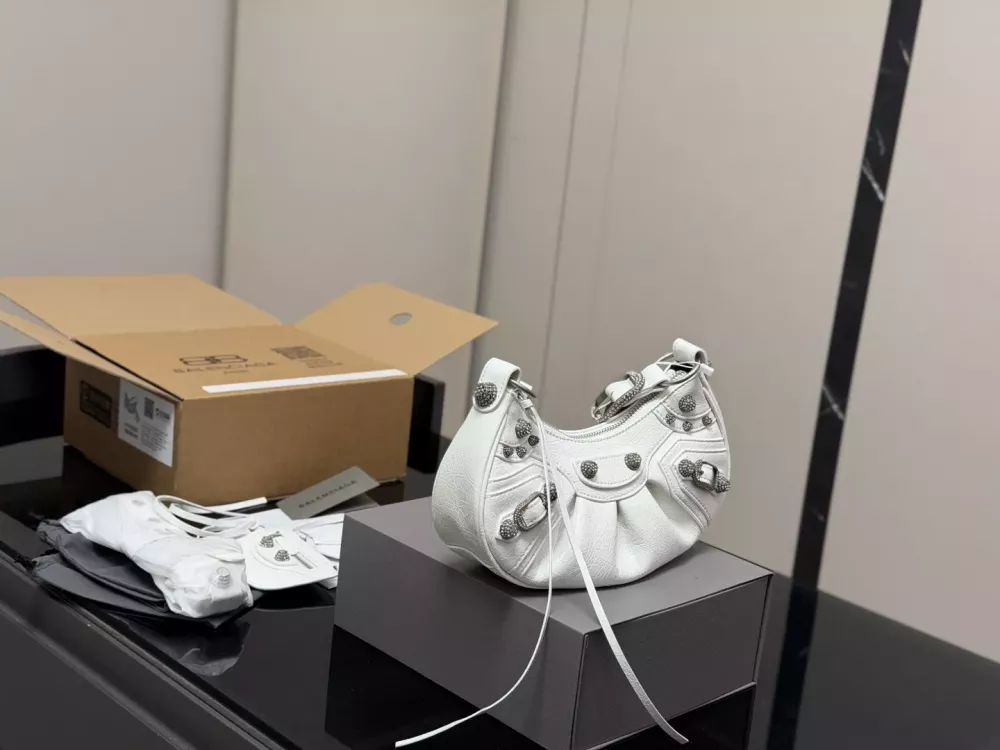 발렌시아가 르카골 반달 셔링 숄더백