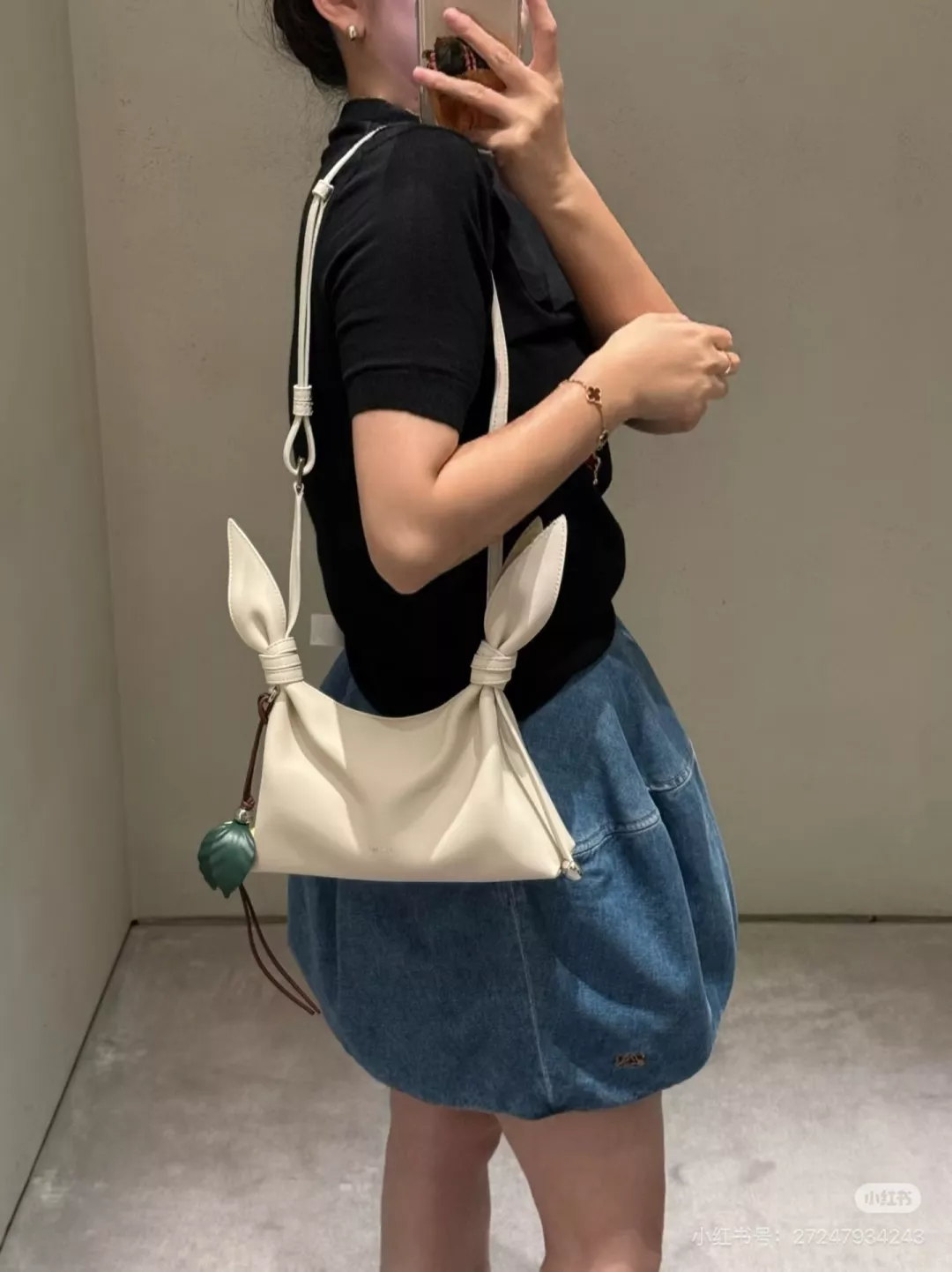 로에베 트위스트 이어 디테일 호보백 상세 이미지 30