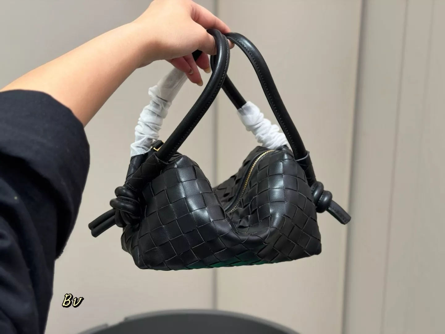 보테가베네타 인트레치아토 소가죽 숄더백 상세 이미지 9
