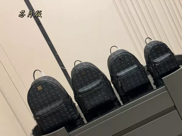 엠씨엠 모노그램 대칭 패턴 백팩