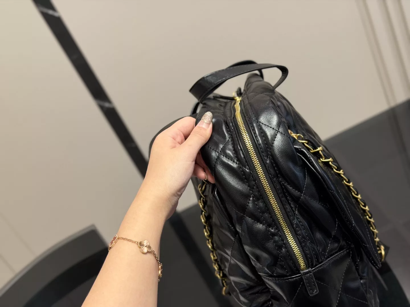 샤넬 퀼팅 포켓 체인 보스턴백 상세 이미지 6